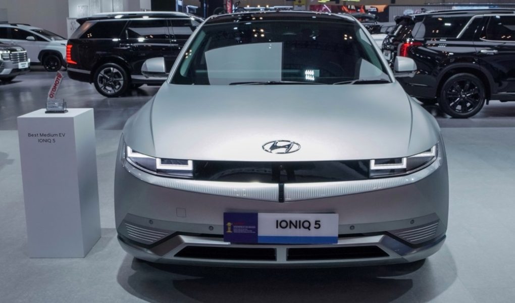 Generasi 'Gengsi Bensin': Gen Z Lebih Pilih Mobil Listrik Cicilan Mahal daripada Mobil Bensin Second, Biar Terlihat Kaya