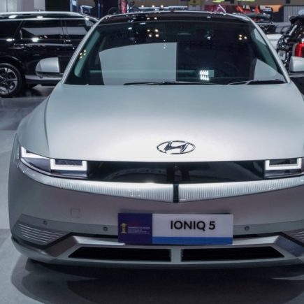 Generasi 'Gengsi Bensin': Gen Z Lebih Pilih Mobil Listrik Cicilan Mahal daripada Mobil Bensin Second, Biar Terlihat Kaya