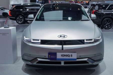 Generasi 'Gengsi Bensin': Gen Z Lebih Pilih Mobil Listrik Cicilan Mahal daripada Mobil Bensin Second, Biar Terlihat Kaya