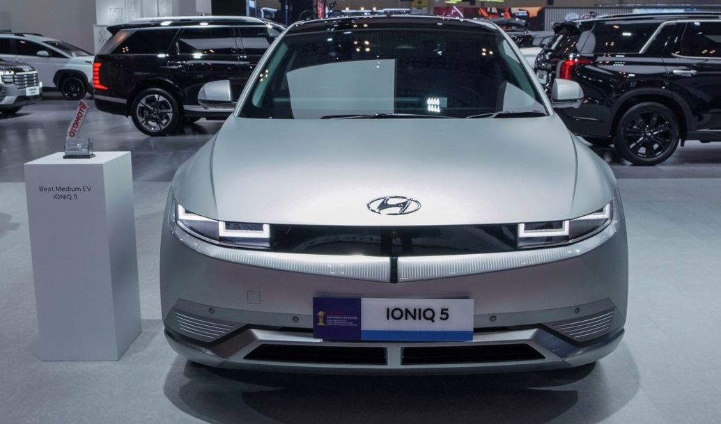 Generasi 'Gengsi Bensin': Gen Z Lebih Pilih Mobil Listrik Cicilan Mahal daripada Mobil Bensin Second, Biar Terlihat Kaya