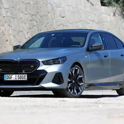 BMW i5 M50 Diamuk Massa di Jakbar: Harga Rp 3 M Tak Selamatkan dari Amukan Warga