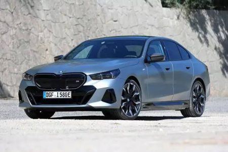 BMW i5 M50 Diamuk Massa di Jakbar: Harga Rp 3 M Tak Selamatkan dari Amukan Warga