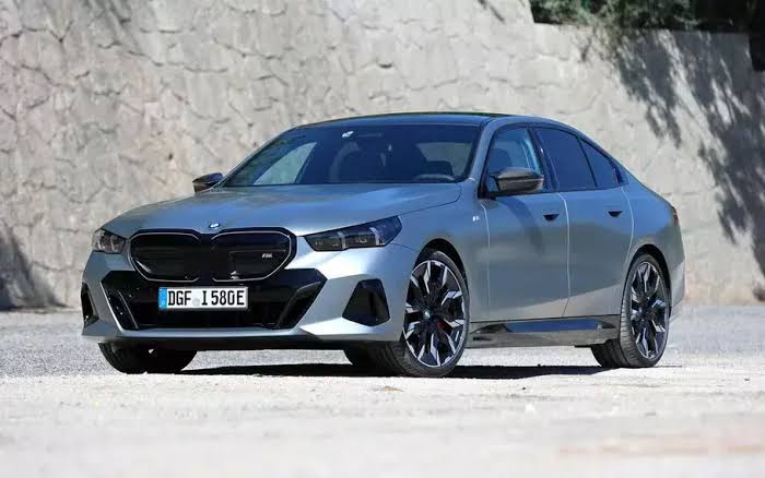 BMW i5 M50 Diamuk Massa di Jakbar: Harga Rp 3 M Tak Selamatkan dari Amukan Warga