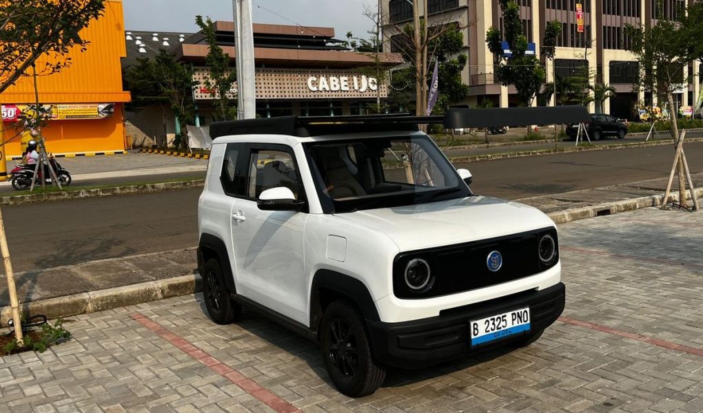 Matilah SPBU Konvensional: Era Mobil Listrik 'Solar-Skin' yang Mengisi Daya Sendiri di Bawah Terik Matahari Agustus 2026