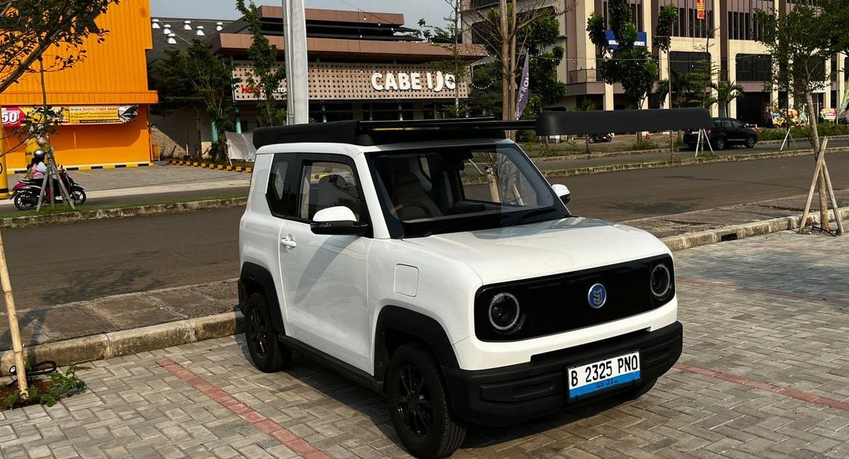 Matilah SPBU Konvensional: Era Mobil Listrik 'Solar-Skin' yang Mengisi Daya Sendiri di Bawah Terik Matahari Agustus 2026