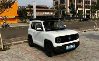 Matilah SPBU Konvensional: Era Mobil Listrik 'Solar-Skin' yang Mengisi Daya Sendiri di Bawah Terik Matahari Agustus 2026