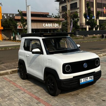 Matilah SPBU Konvensional: Era Mobil Listrik 'Solar-Skin' yang Mengisi Daya Sendiri di Bawah Terik Matahari Agustus 2026