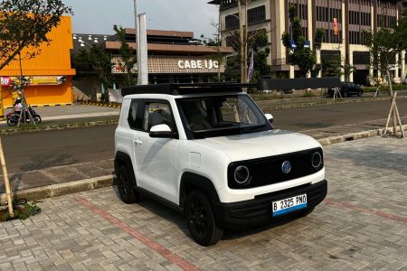 Matilah SPBU Konvensional: Era Mobil Listrik 'Solar-Skin' yang Mengisi Daya Sendiri di Bawah Terik Matahari Agustus 2026